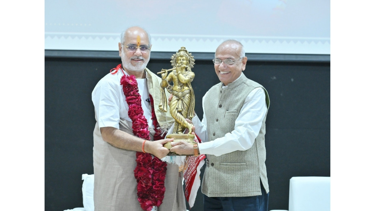 Spiritual Luminary Pujya Bhaishree Rameshbhai Oza inspires students at NFSU