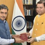 Cultural Envoy Sundeep Bhutoria Calls on West Bengal Governor; Presents Handwritten Copy of Tagore’s Gitanjali