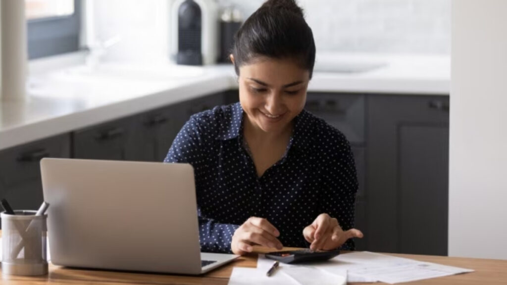 Why More Salaried Professionals Are Choosing Personal Loans Over Borrowing from Friends