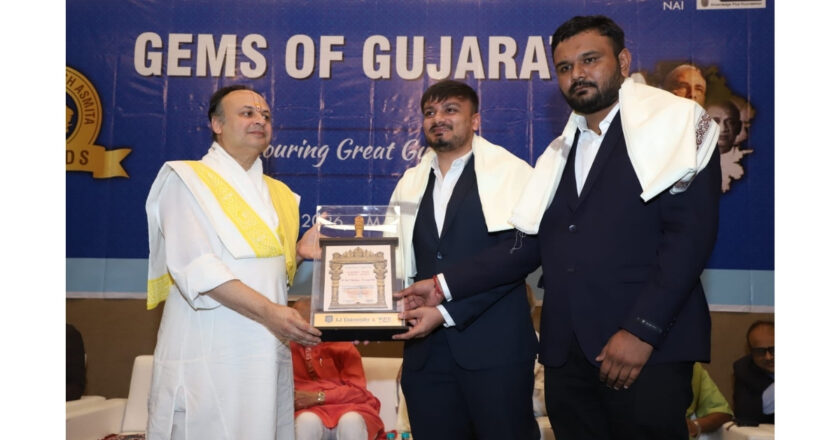 Raj Upadhyay and Jaypalsinh Sarvaiya of Carzbazzar honoured with Gujarat Vikas Asmita Award